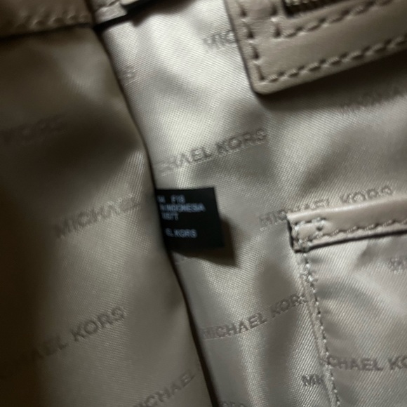Micheal kors bag - Picture 8 of 9